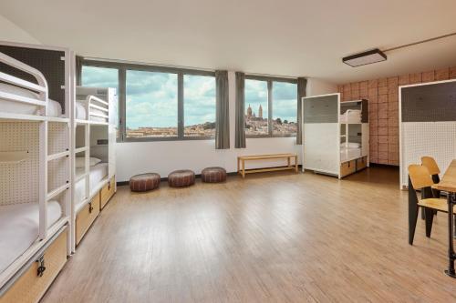 Cama en habitación compartida femenina de 8 camas del hotel Generator Paris. Foto 6