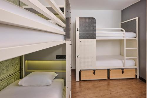 Cama en habitación compartida de 4 camas del hotel Generator Paris. Foto 7