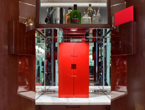 Habitación Clásica con cama extragrande del hotel Baccarat Hotel and Residences New York. Foto 1