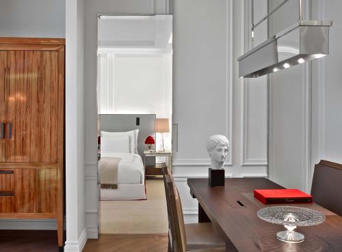 Suite Clásica del hotel Baccarat Hotel and Residences New York. Foto 1