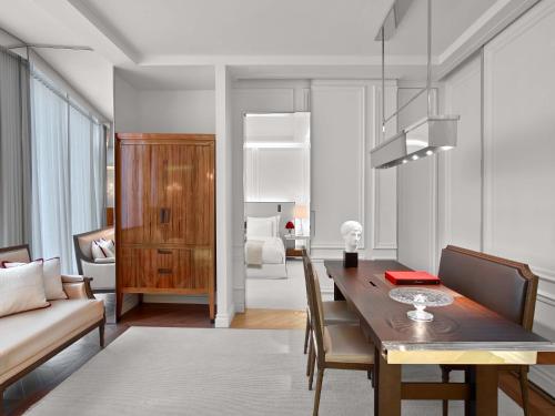 Suite Clásica del hotel Baccarat Hotel and Residences New York. Foto 3