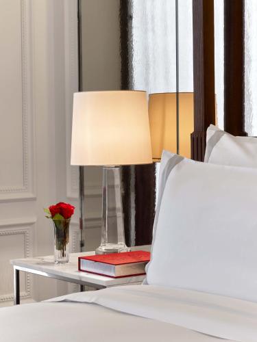Habitación Atelier con cama extragrande del hotel Baccarat Hotel and Residences New York