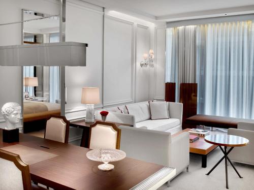 Suite Prestige del hotel Baccarat Hotel and Residences New York. Foto 3