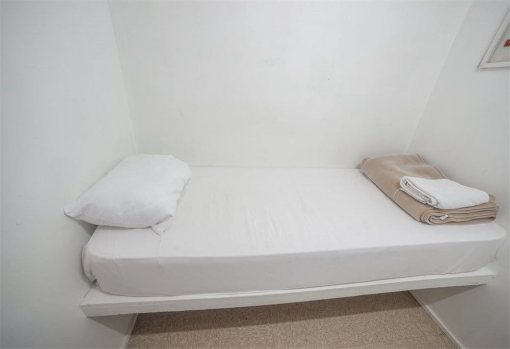 Dormitorio compartido, solo para hombres del hotel Bowery Grand