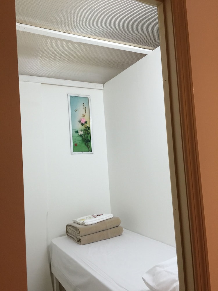 Dormitorio compartido, solo para hombres del hotel Bowery Grand. Foto 4