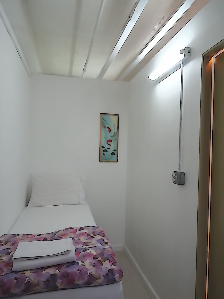 Dormitorio compartido, solo para hombres del hotel Bowery Grand. Foto 7