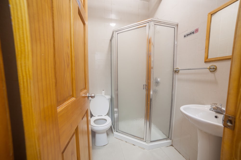 Dormitorio compartido, solo para hombres del hotel Bowery Grand. Foto 10