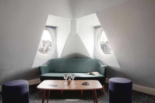 Habitación Sous les Toits 18m² con vistas a Montmartre del hotel Grand Pigalle Experimental