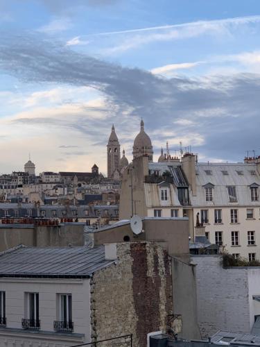 Habitación Sous les Toits 18m² con vistas a Montmartre del hotel Grand Pigalle Experimental. Foto 2