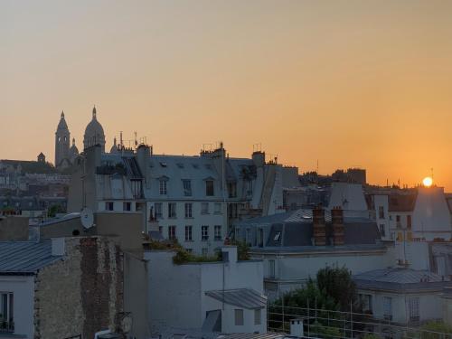 Habitación Sous les Toits 18m² con vistas a Montmartre del hotel Grand Pigalle Experimental. Foto 4
