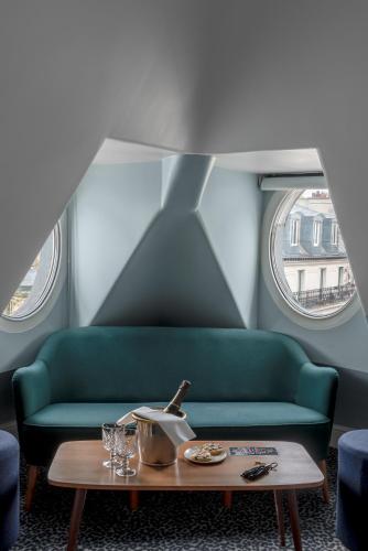 Habitación Sous les Toits 18m² con vistas a Montmartre del hotel Grand Pigalle Experimental. Foto 4