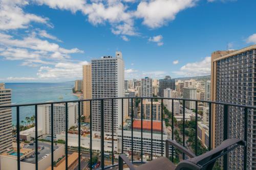 Suite Junior con vistas al océano del hotel Waikiki Beach Marriott Resort and Spa. Foto 1