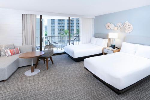 Habitación Diamond Head con vistas al mar, 2 camas dobles y balcón del hotel Waikiki Beach Marriott Resort and Spa. Foto 1
