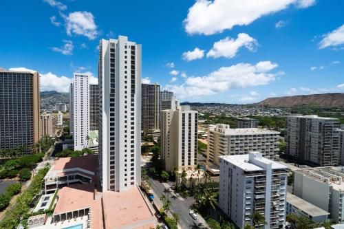 Habitación con vistas a la ciudad de Waikiki y balcón - 2 camas dobles del hotel Waikiki Beach Marriott Resort and Spa. Foto 6