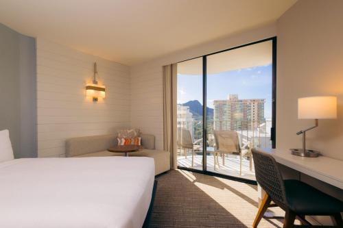 Habitación con sofá cama y vistas a la ciudad adaptada para personas con discapacidad auditiva - 1 cama extragrande del hotel Waikiki Beach Marriott Resort and Spa. Foto 5