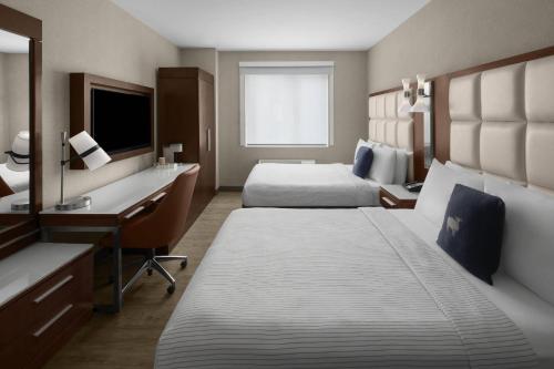 Habitación con 2 camas grandes del hotel Cambria New York - Chelsea