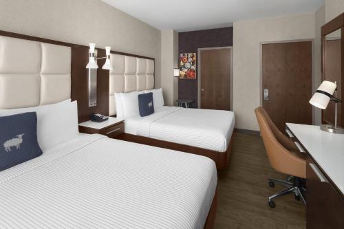 Habitación con 2 camas grandes del hotel Cambria New York - Chelsea. Foto 1