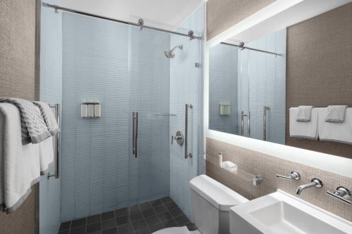 Habitación con 2 camas grandes del hotel Cambria New York - Chelsea. Foto 4