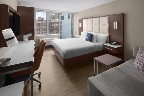 Suite Deluxe con cama extragrande y vistas a la ciudad - No fumadores del hotel Cambria New York - Chelsea. Foto 1