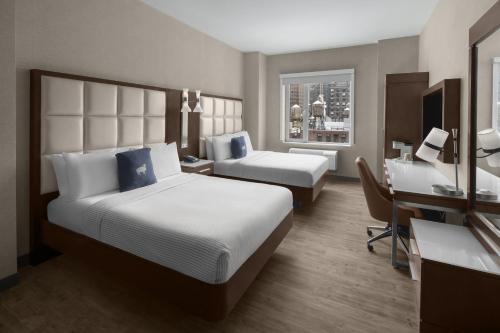 Habitación con dos camas y ducha para personas con discapacidad auditiva según la ADA - 2 camas grandes del hotel Cambria New York - Chelsea. Foto 2