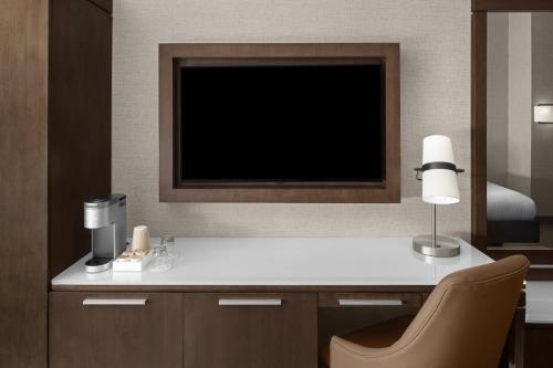 Habitación con dos camas y bañera para personas con discapacidad auditiva según la ADA - 2 camas grandes del hotel Cambria New York - Chelsea