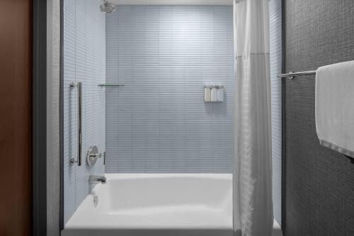 Habitación con dos camas y bañera para personas con discapacidad auditiva según la ADA - 2 camas grandes del hotel Cambria New York - Chelsea. Foto 1