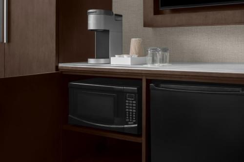 Habitación con dos camas y ducha para personas con discapacidad auditiva según la ADA - 2 camas grandes del hotel Cambria New York - Chelsea. Foto 3