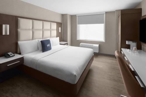 Habitación con cama extragrande - Adaptada para personas de movilidad reducida del hotel Cambria New York - Chelsea