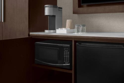 Habitación con cama extragrande - Adaptada para personas de movilidad reducida del hotel Cambria New York - Chelsea. Foto 2