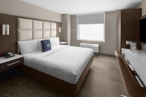Habitación con cama extragrande - Adaptada para personas de movilidad reducida del hotel Cambria New York - Chelsea. Foto 7