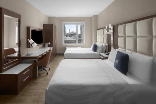 Suite Deluxe con 2 camas grandes y vistas a la ciudad - No fumadores del hotel Cambria New York - Chelsea. Foto 6
