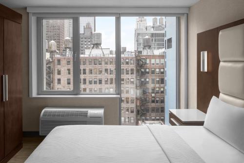 Suite Deluxe con cama extragrande y vistas a la ciudad - No fumadores del hotel Cambria New York - Chelsea