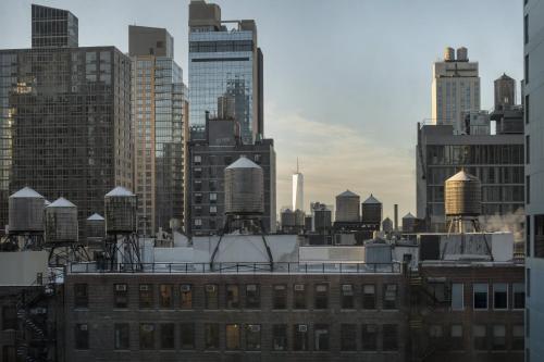 Suite Deluxe con cama extragrande y vistas a la ciudad - No fumadores del hotel Cambria New York - Chelsea. Foto 5