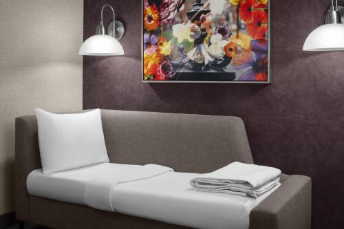 Suite Deluxe con cama extragrande y vistas a la ciudad - No fumadores del hotel Cambria New York - Chelsea. Foto 7