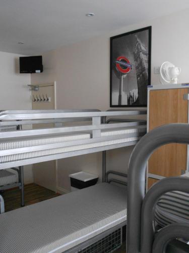 Cama en habitación compartida mixta de 8 camas del hotel Mapesbury Hostel London. Foto 2