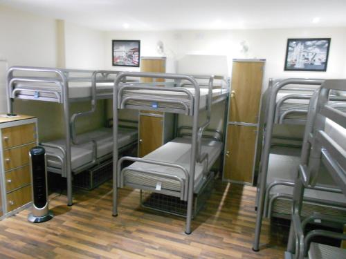Cama en habitación compartida mixta de 10 camas del hotel Mapesbury Hostel London. Foto 2