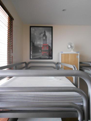 Cama en habitación compartida mixta de 6 camas del hotel Mapesbury Hostel London. Foto 2
