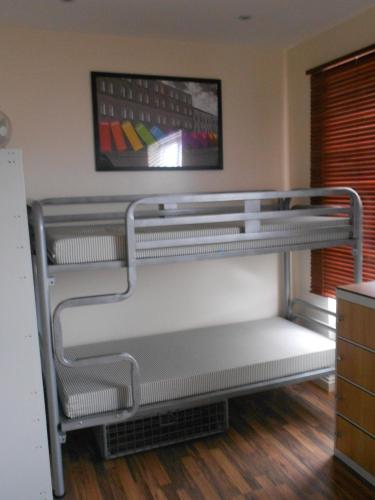 Cama en habitación compartida mixta de 6 camas del hotel Mapesbury Hostel London. Foto 3