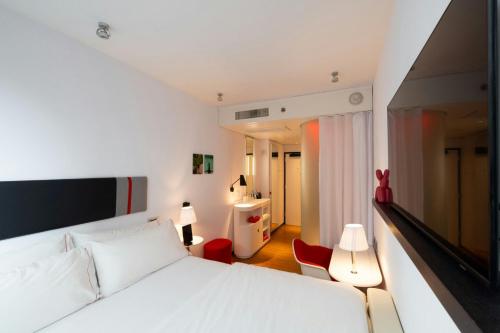 Habitación con cama extragrande y vistas premium del hotel citizenM New York Times Square. Foto 1