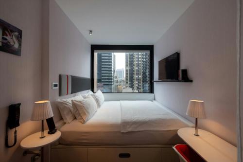 Habitación con cama extragrande - Planta superior del hotel citizenM New York Times Square. Foto 1