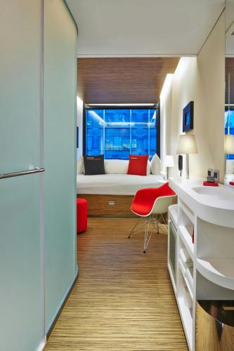 Habitación con cama extragrande - Planta superior del hotel citizenM New York Times Square. Foto 4