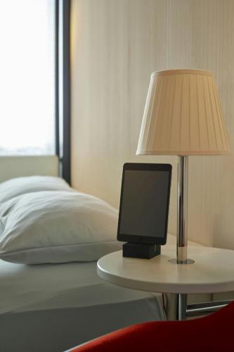 Habitación con cama extragrande. del hotel citizenM New York Times Square. Foto 3