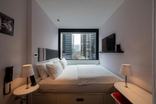 Habitación con cama extragrande y vistas premium del hotel citizenM New York Times Square. Foto 5