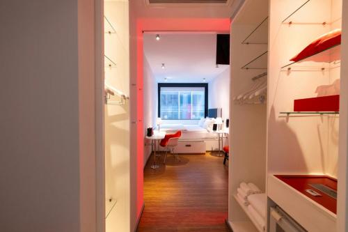 Habitación con cama extragrande. del hotel citizenM New York Times Square. Foto 7