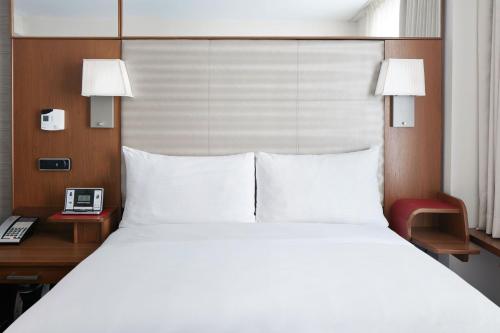 Habitación con cama grande del hotel Club Quarters Grand Central. Foto 3