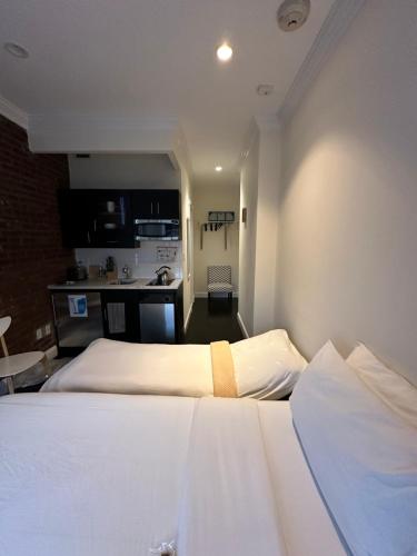 Habitación Doble Deluxe con cama supletoria del hotel East Village. Foto 1