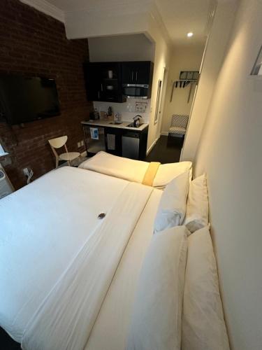 Habitación Doble Deluxe con cama supletoria del hotel East Village. Foto 2