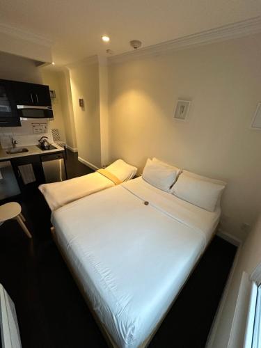 Habitación Doble Deluxe con cama supletoria del hotel East Village. Foto 3