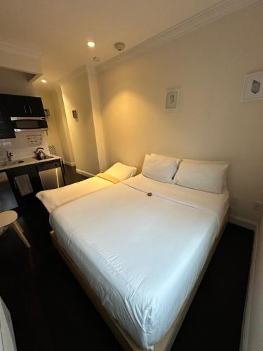 Habitación Doble Deluxe con cama supletoria del hotel East Village. Foto 4