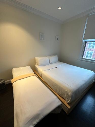 Habitación Doble Deluxe con cama supletoria del hotel East Village. Foto 5